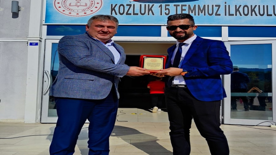 3/A SINIF ÖĞRETMENİMİZ CEYHUN KARATAŞ' A PLAKETİ TAKDİM EDİLDİ.