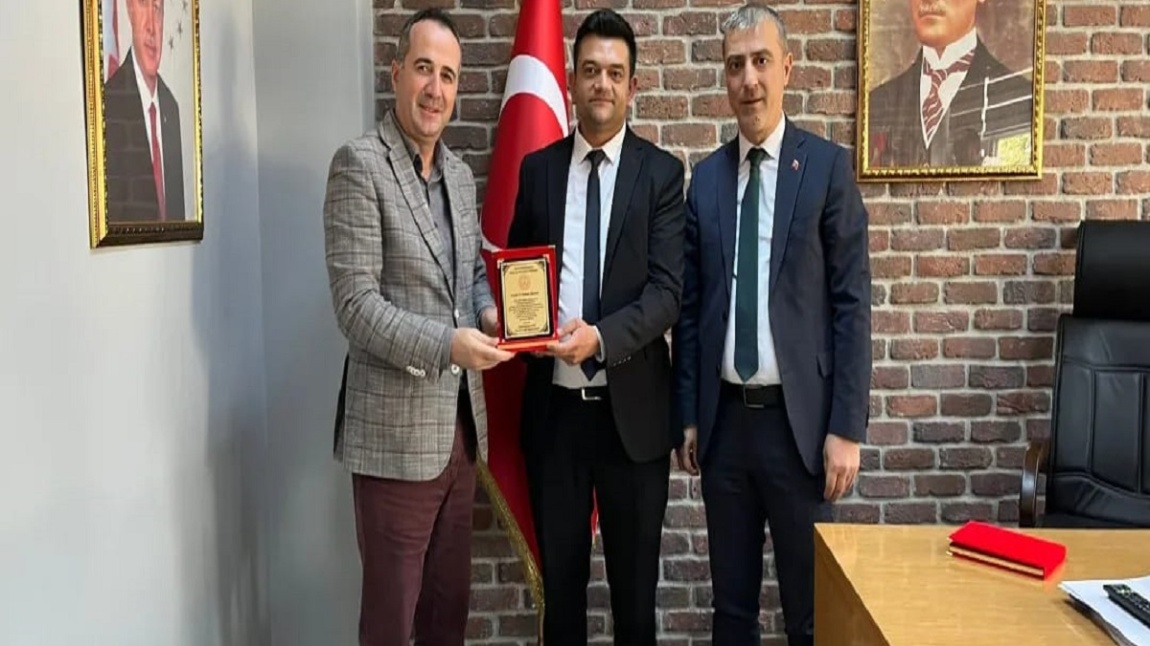 OKUL MÜDÜRÜMÜZ HASAN TOLGA SAĞLAM'A PLAKET TAKDİM EDİLDİ.